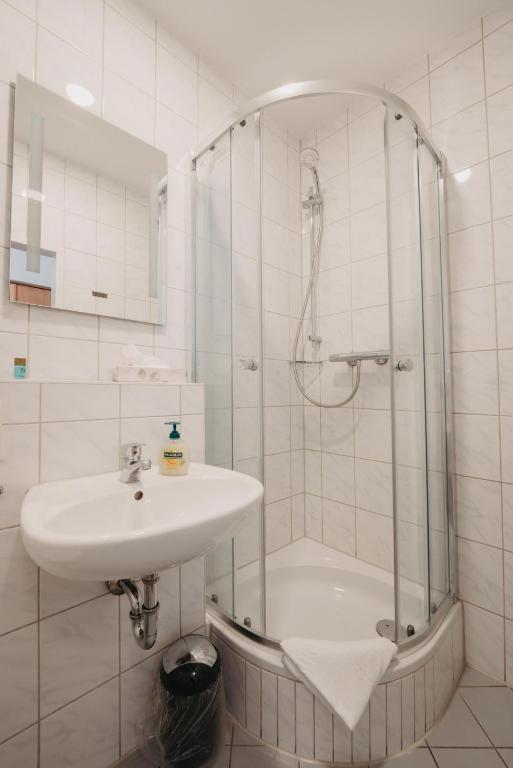 Hotel-Gasthof Zur Krone Waldaschaff Екстер'єр фото