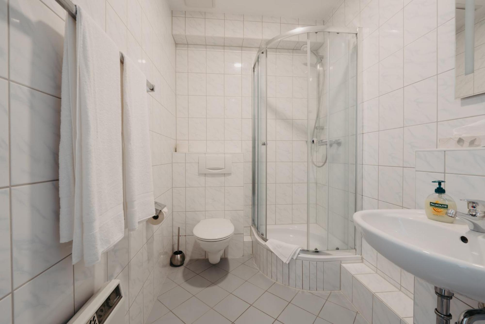 Hotel-Gasthof Zur Krone Waldaschaff Екстер'єр фото