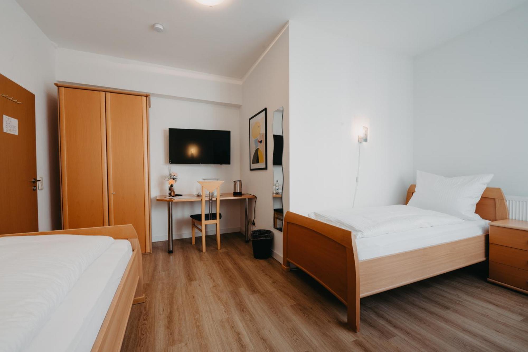 Hotel-Gasthof Zur Krone Waldaschaff Екстер'єр фото