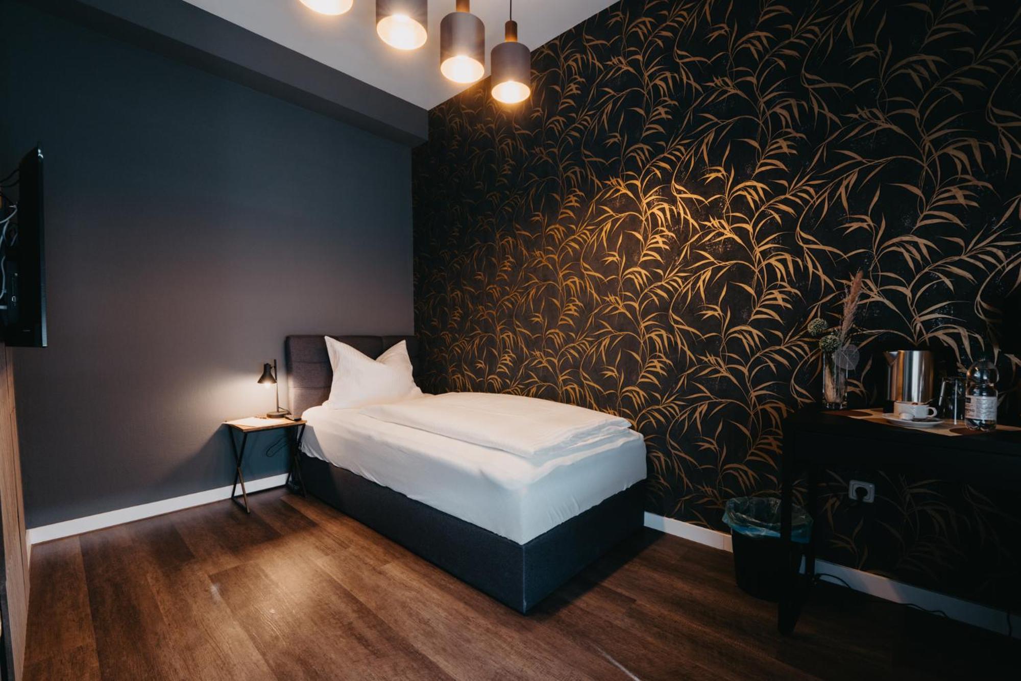 Hotel-Gasthof Zur Krone Waldaschaff Екстер'єр фото