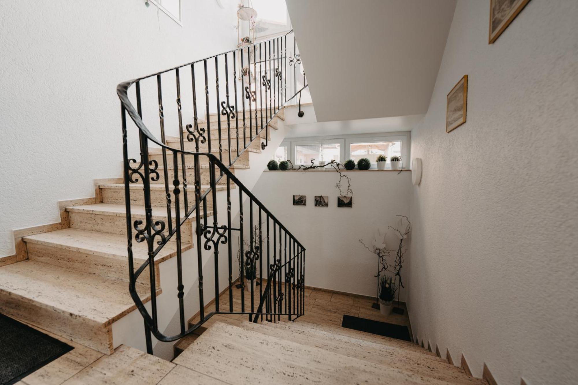 Hotel-Gasthof Zur Krone Waldaschaff Екстер'єр фото